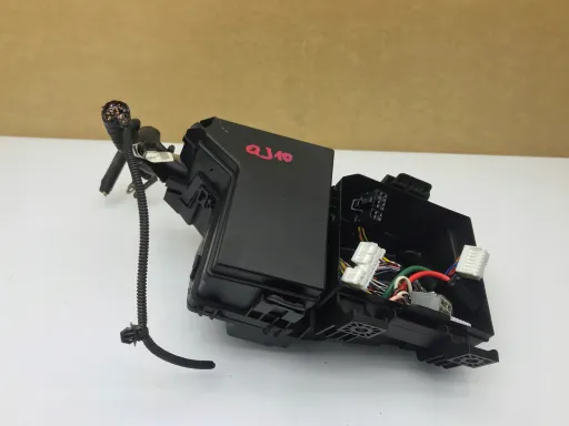 319136024 24383JD00A - QASHQAI J10 КОРОБКА КОРПУС БЛОК ЗАПОБІЖНИКІВ